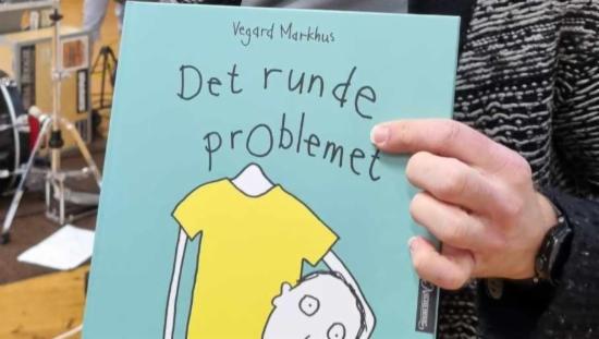 Vegard Markhus leser høyt fra sin egen bok; Det runde problemet