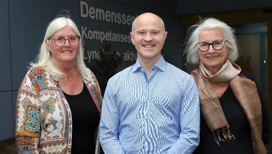 Berit Danielsen og Aase Høyerholt sammen med kursholder Trond Eirik Bergflødt under pårørendekurs på Kompetansesenteret for demens. 