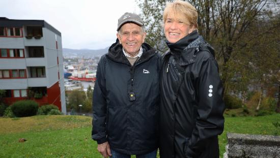 Egil Ludvigsen har GPS rundt halsen. Han står sammen med datteren Linda. 
