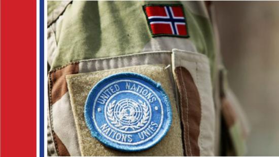 Uniformserme med FN-merke og norsk flagg.