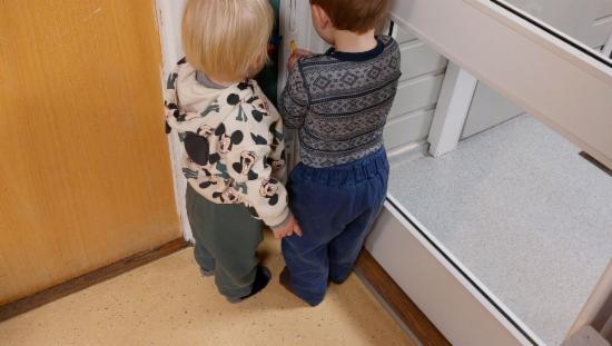 To gutter undersøker døren inn til barnehagen