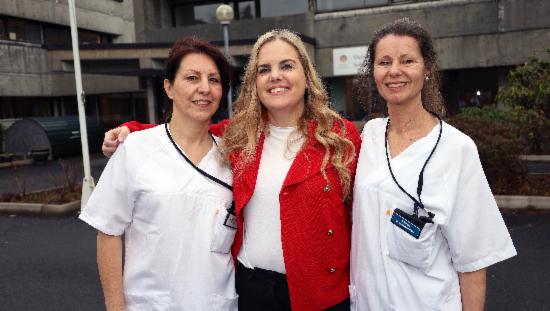 Bilde av tre kvinnelige ansatte utenfor Slettemarken behandlingssenter.