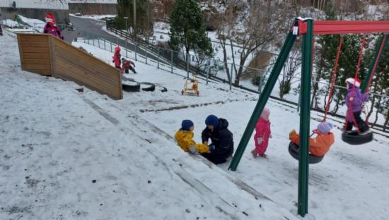 Vinteraktiviteter på lekeplassen