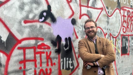 GRAFFITI: Kulturbyråd Reidar Digranes malte en sau under åpningen av de lovlige graffitiveggene på Verftet.