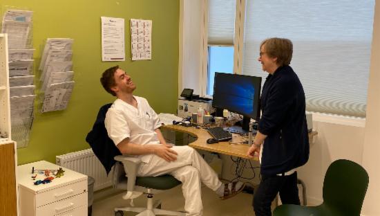 To ansatte ved Alrek legekontor som ler og smiler