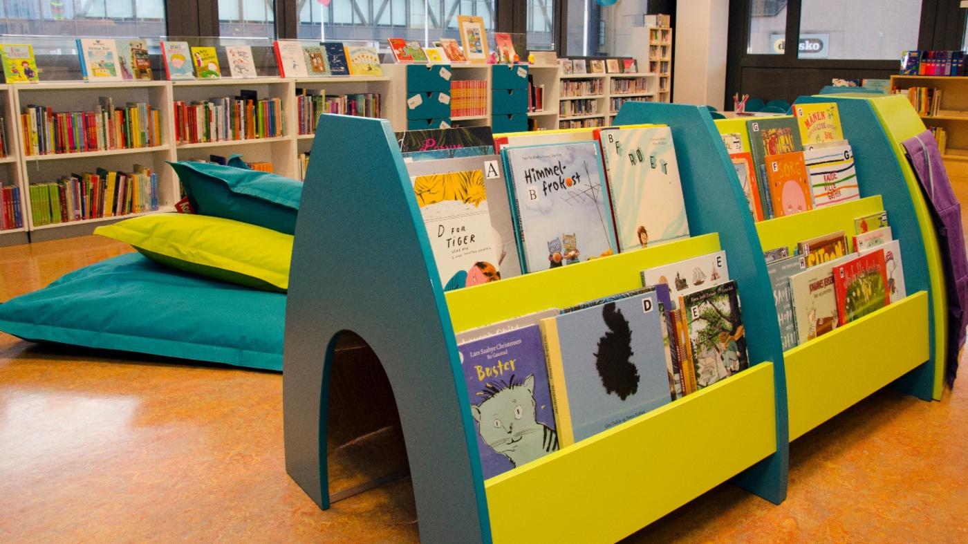 Fargerike bokhyller i Loddefjord bibliotek