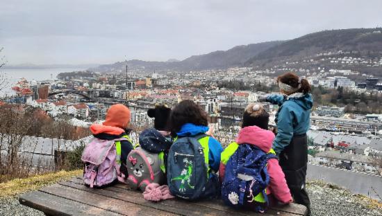 Barn ser ut over Bergen