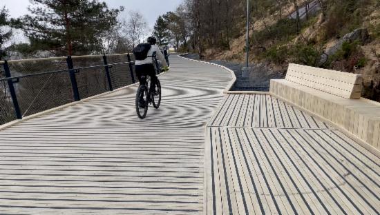 Syklist på broen på Løvstien