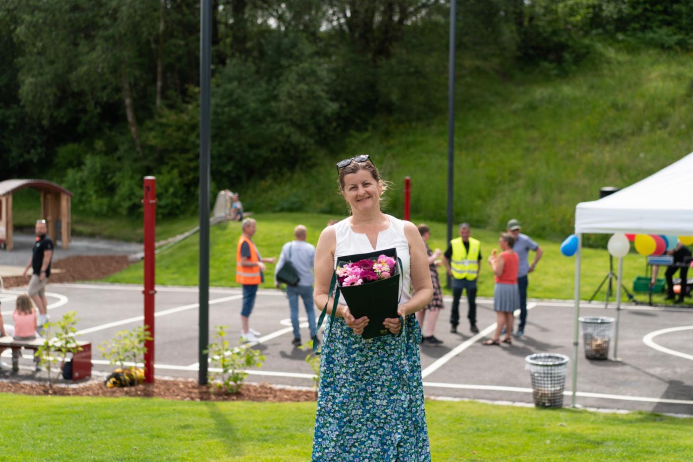 Leder for Skjoldstølen barnehage, Lill-Iren Brandshaug, mottok blomster for det gode samarbeidet mellom Bymiljøetaten og barnehagen. 