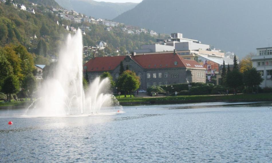 Lille Lungegårdsvann med fontene, Bergen offentlige bibliotek og bibliotekshaven i bakgrunnen.