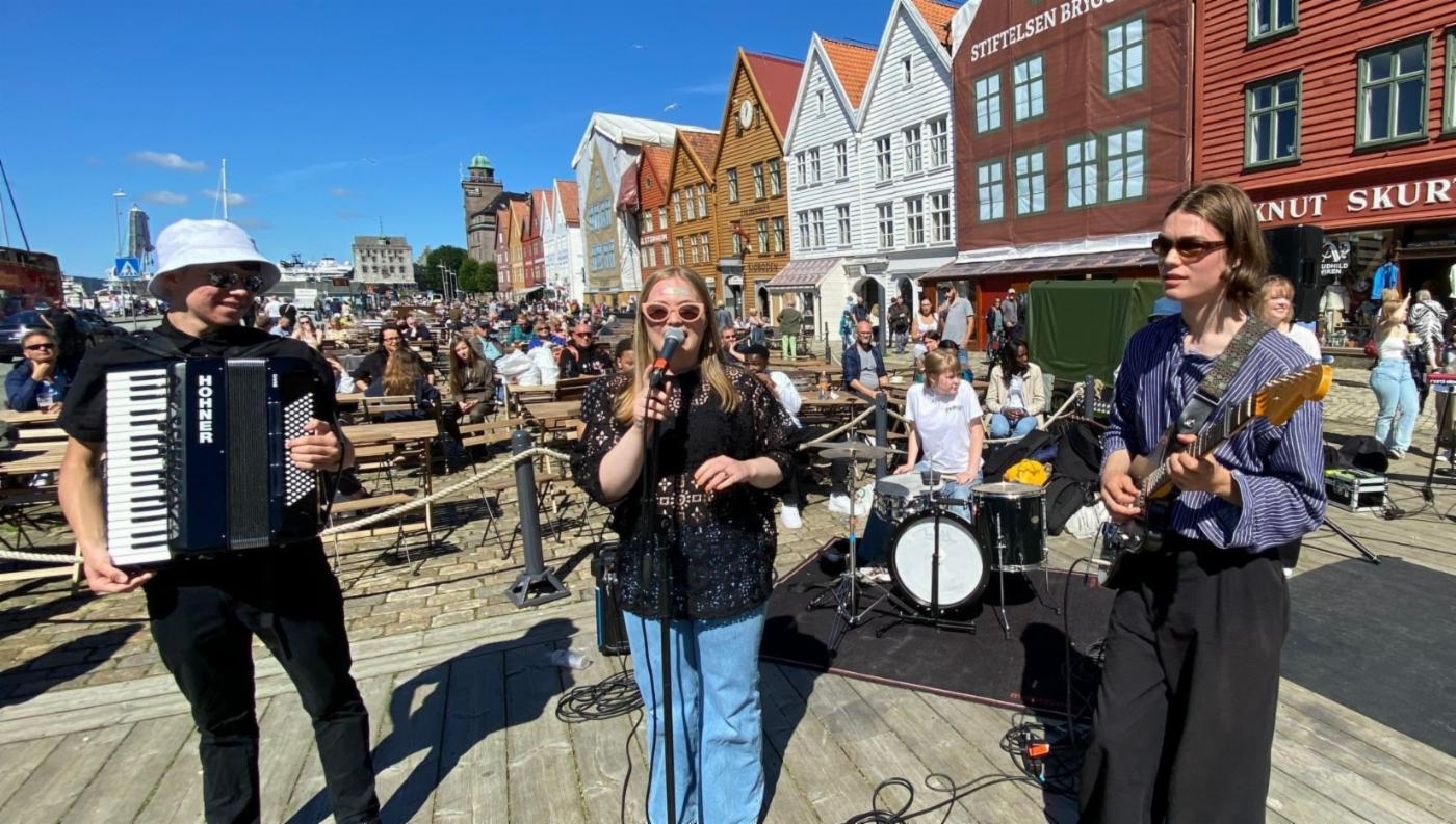 Band spiller på Bryggen i Bergen. 