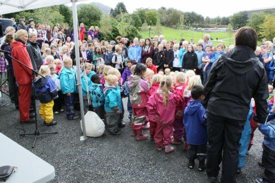 Stort lokalt engasjement ved gjenåpningen av Olsvik park den 7. september 2011.