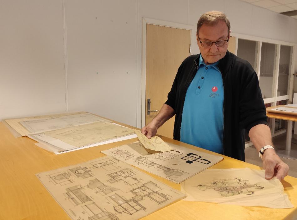 Leif Eriksen har ordnet arkivet etter arkitekt Anders Nortvedt. Foto: Ine Merete Baadsvik.