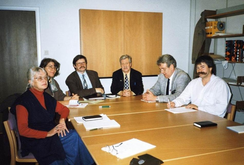 Styret i Lokalhistorisk Arkiv i Bergen, tidlig 1990-tall: Fra v: Kari Siverts (byarkivet), Berit Berntsen (Norges Husmorforbund), kasserer, Arne Skivenes, Gunnar Andahl Pedersen (Bergens faglige Samorganisasjon), formann, Hans Berent Fasmer (Alvøens Papirfabrik AS), styremedlem, Terje Haram (byarkivet).
