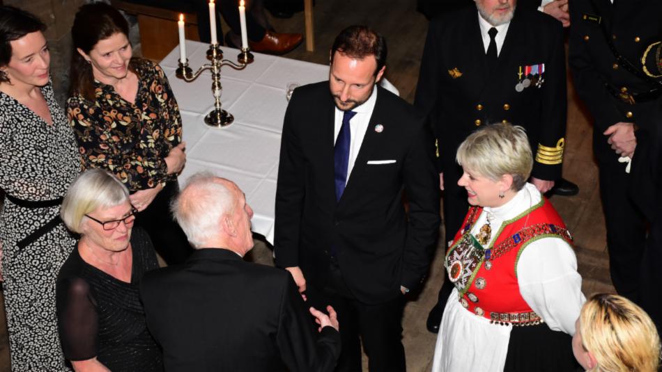 Kronprins Haakon Magnus hilser på inviterte gjester i Håkonshallen.