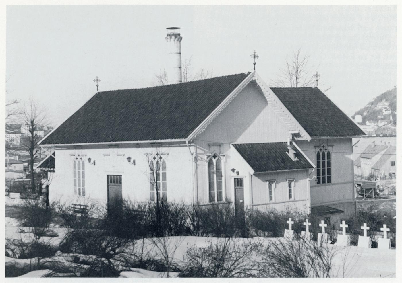 Møllendal kapell bygget i 1874. I kjelleren ble landets første krematorium etablert i 1907. Fra Norges kirker, Bergen bd. 2.
