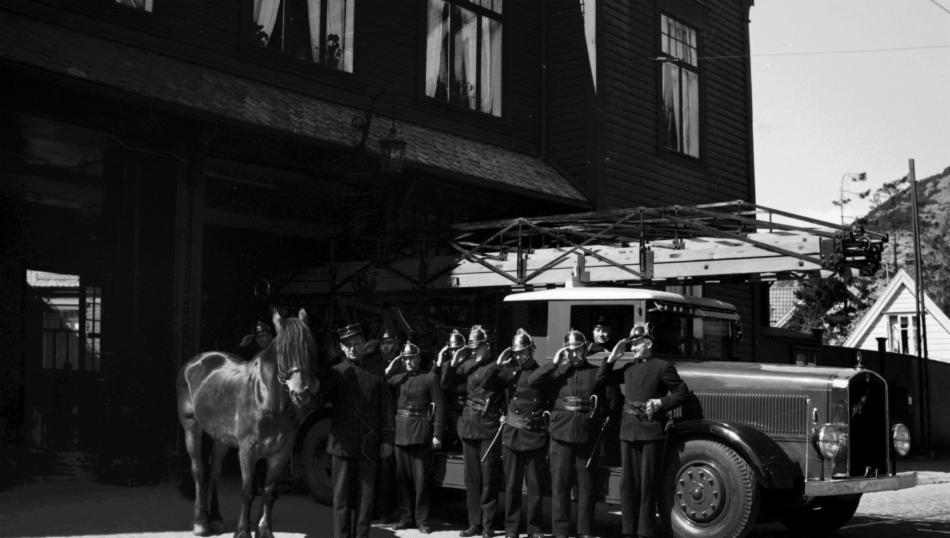 Mannskapet på Sandviken stasjon tar avskjed med brannkorpset siste hest i mai 1936. Fotograf ukjent. Fra arkivet etter Bergen brannvesen