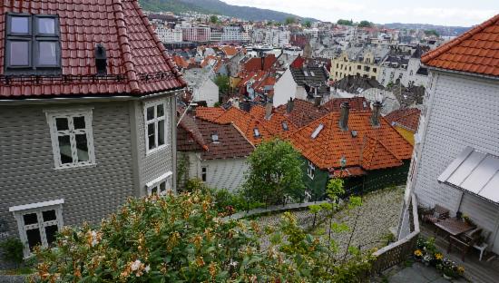 Fotografi fra Bergen, med trehus tett i tett.