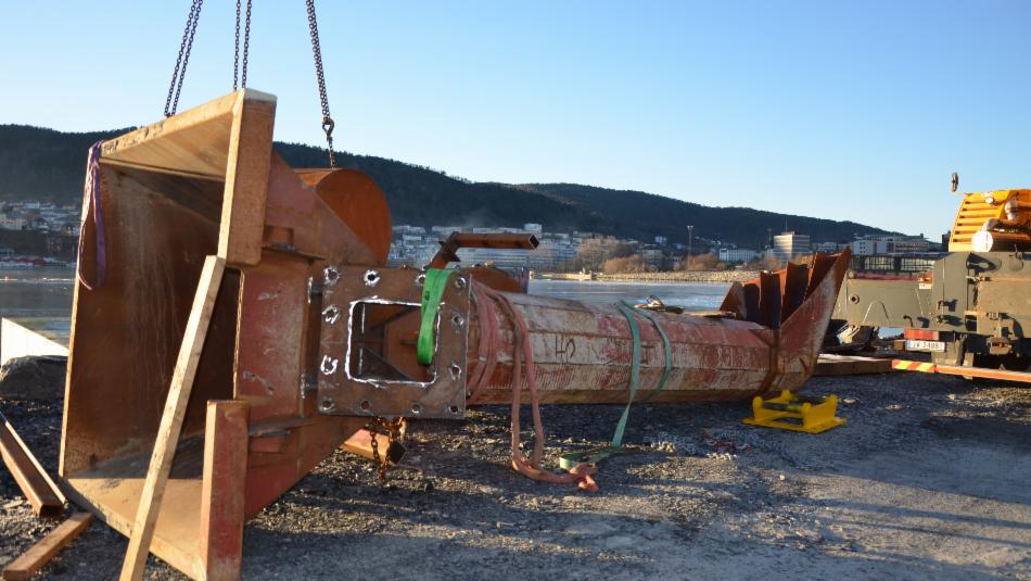 Steinmassene føres forsiktig ned på bunnen gjennom denne trakten