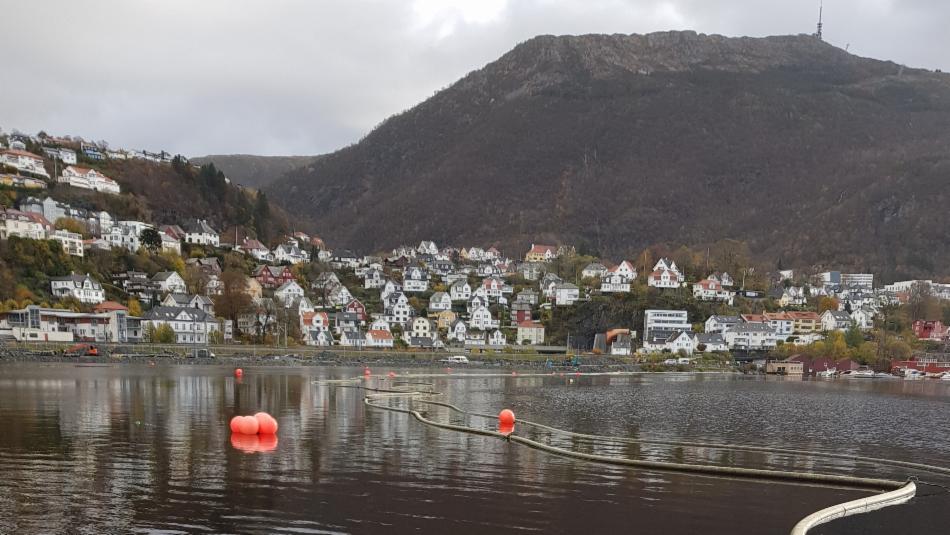 SILTGARDIN: Ser ut som en slange som snor seg i vannet, men fungerer som en effektiv gardin som hindrer spredning av forurensning.