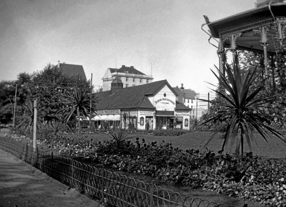 Byparken ved musikkpaviljongen på 1920-tallet. Grands brakke til høyre. Fra arkivet etter Kom.avd. fritid, kultur og kirke (A-2969.02), Bergen Byarkiv.