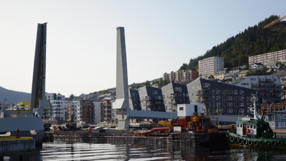 ​  Steinmasser og utstyr til å lage ny, ren sjøbunn fraktes gjennom Småpudden. 
