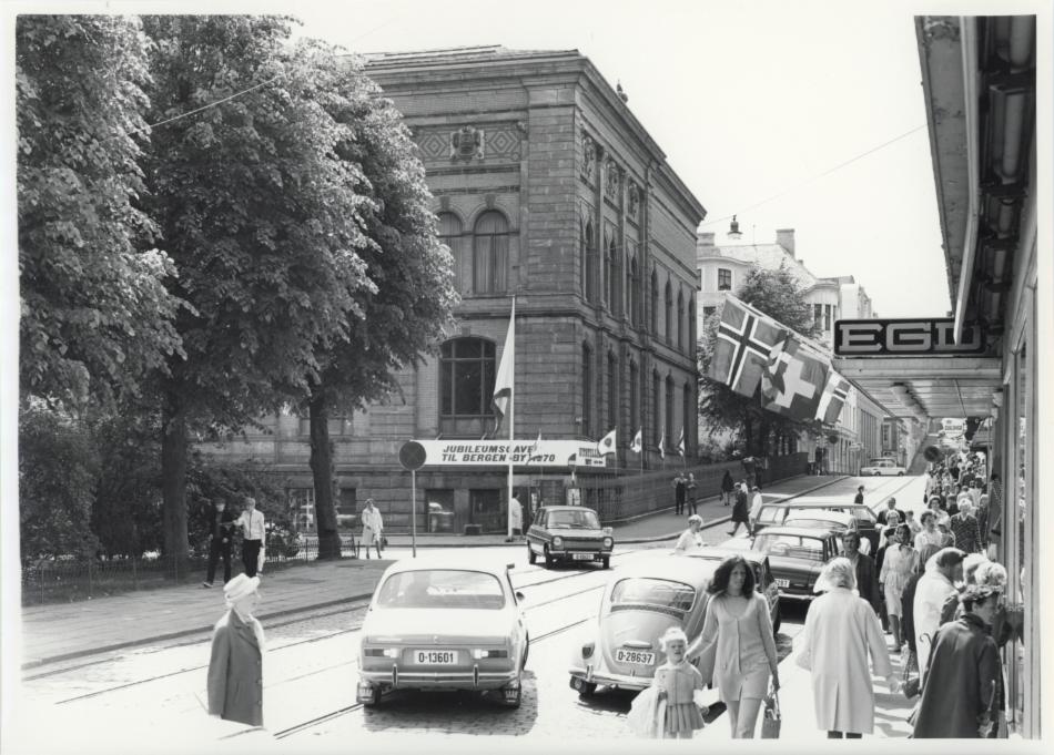 Folkeliv i Olav Kyrres gate utenfor utstillingen i Kunstindustrimuseet. Fotograf Jan H. Reimers, 1970. Arkivet etter Byjubileumskomiteen.