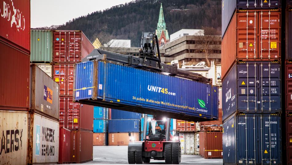 I dag er Dokken en containerhavn der flere tusen varer losses og lastes hver eneste dag. I fremtiden skal dette bli en ny bydel for Bergens befolkning. 