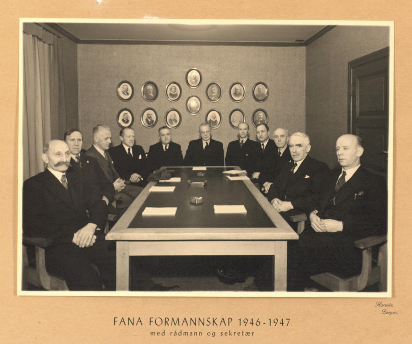 Fana formannskap 1946-47. Fotograf: Hareide. Fra arkivet etter formannskapet (A-0501).