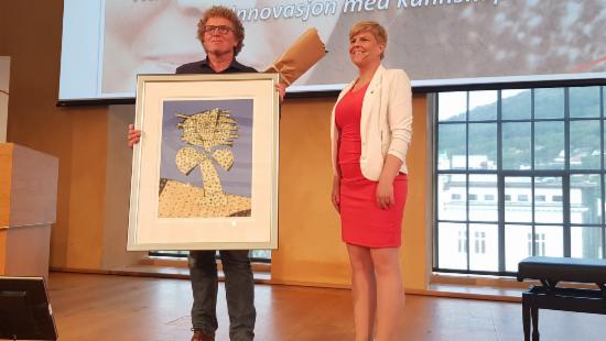 Bildet viser Brynjulf Stige, leder ved Gamut og prosjektleder i Polyfon, og byråd Beate Husa.