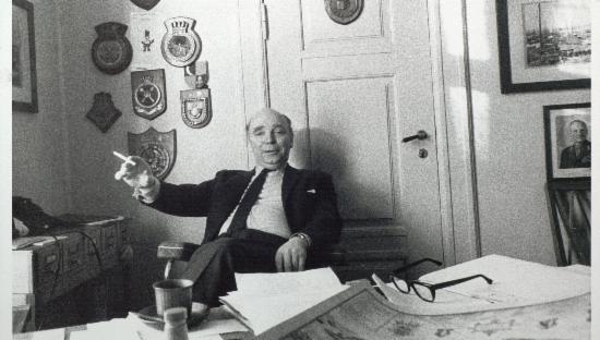 Jubileumsgeneral Carl O. Gram Gjesdal i slag på sitt kontor på Rådstuplassen 1. 