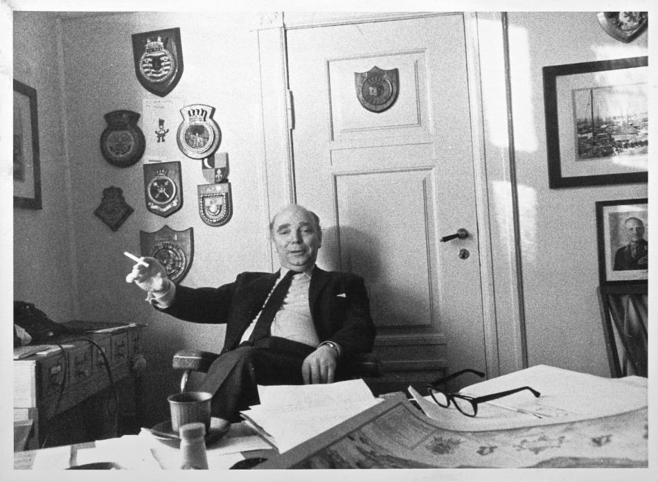 Jubileumsgeneral Carl O. Gram Gjesdal i slag på sitt kontor på Rådstuplassen 1. Arkivet etter A-0469 Byjubileumskomiteen.