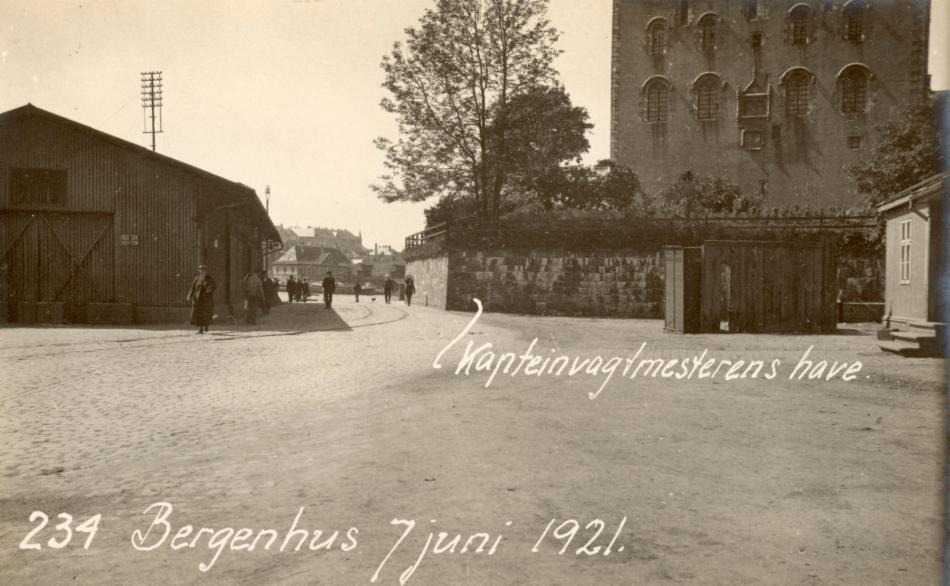 Kapteinvaktmesterens hage i 1921. Foto fra arkivet etter Havnekontor/havnefogd, Bergen Byarkiv. Fotograf: ukjent.