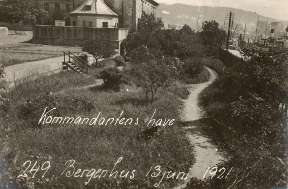 Kommandantens hage i 1921. Foto fra arkivet etter Havnekontor/havnefogd, Bergen Byarkiv. Fotograf: ukjent.