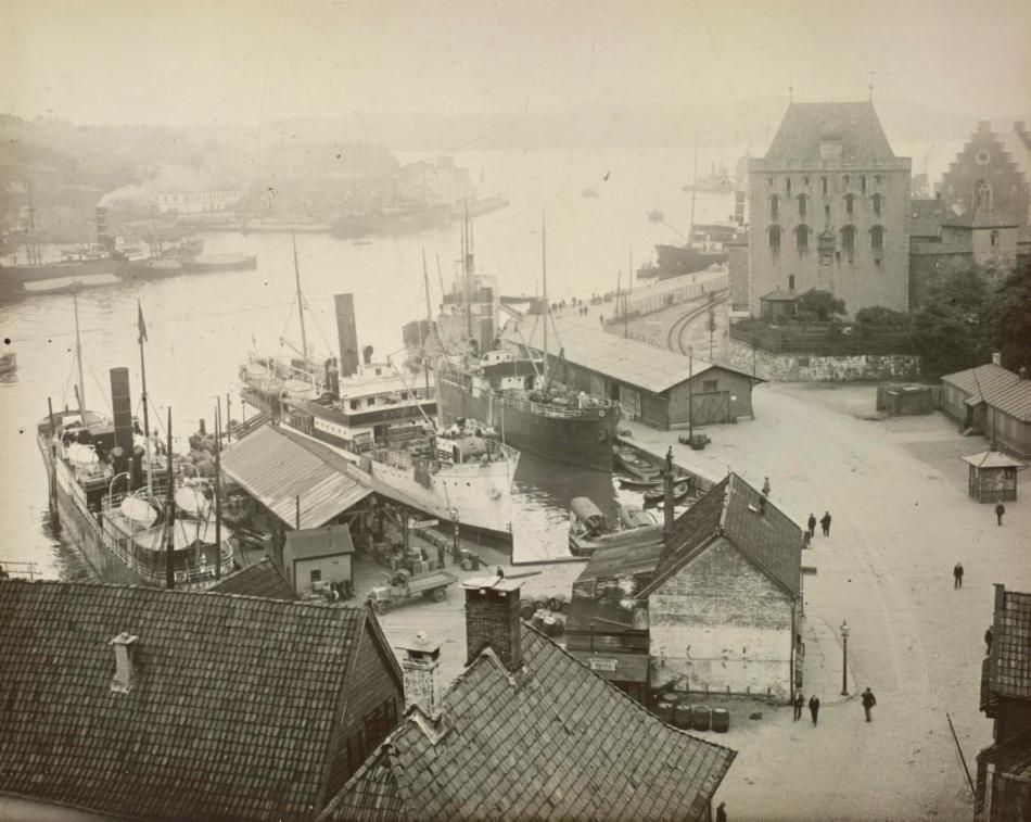 Festningskaien/Bergenhus omkring 1930. Kapteinvaktmesterens hage lengst til venstre. Fra arkivet etter Vann- og kloakkvesenet, Bergen Byarkiv. Fotograf: Ralf L. Wilson.