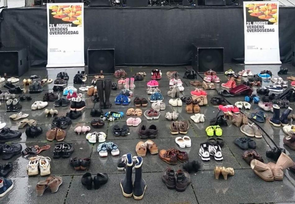 Foto av tomme sko som symboliserer de som er døde av overdose. 