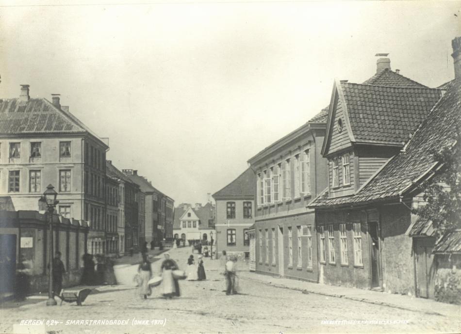 Både Martha Falck og Nikoline Ellertsen gikk på jordmorskolen på Fødselsstiftelsen i Bergen som lå på Rådstuplass og sees som hus nummer to på høyre side i bildet.