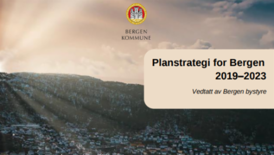 Teksten "Planstrategi for Bergen 2019-2023 Vedtatt av bystyret" over bilde av soloppgang bak Løvstakken. 