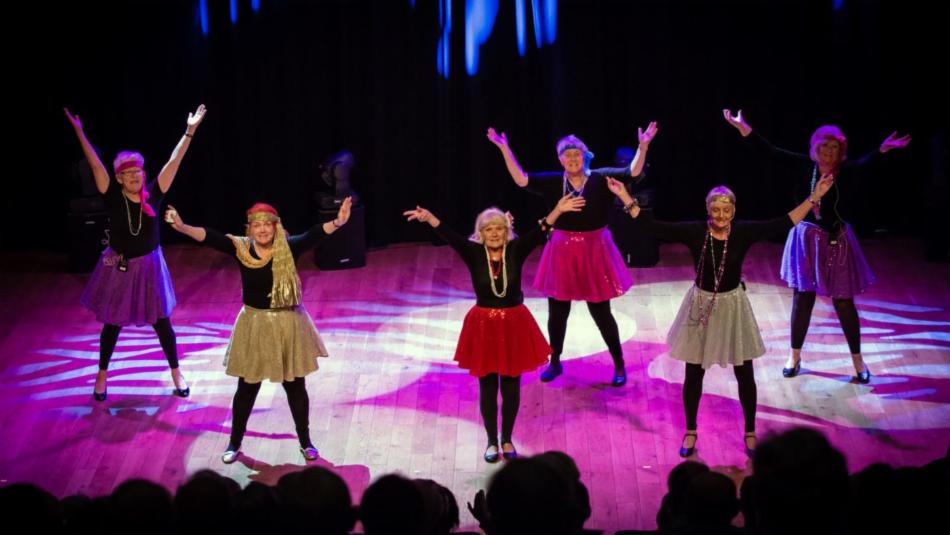Bildet viser Åsane seniorteater som opptrer i Fana kulturhus.