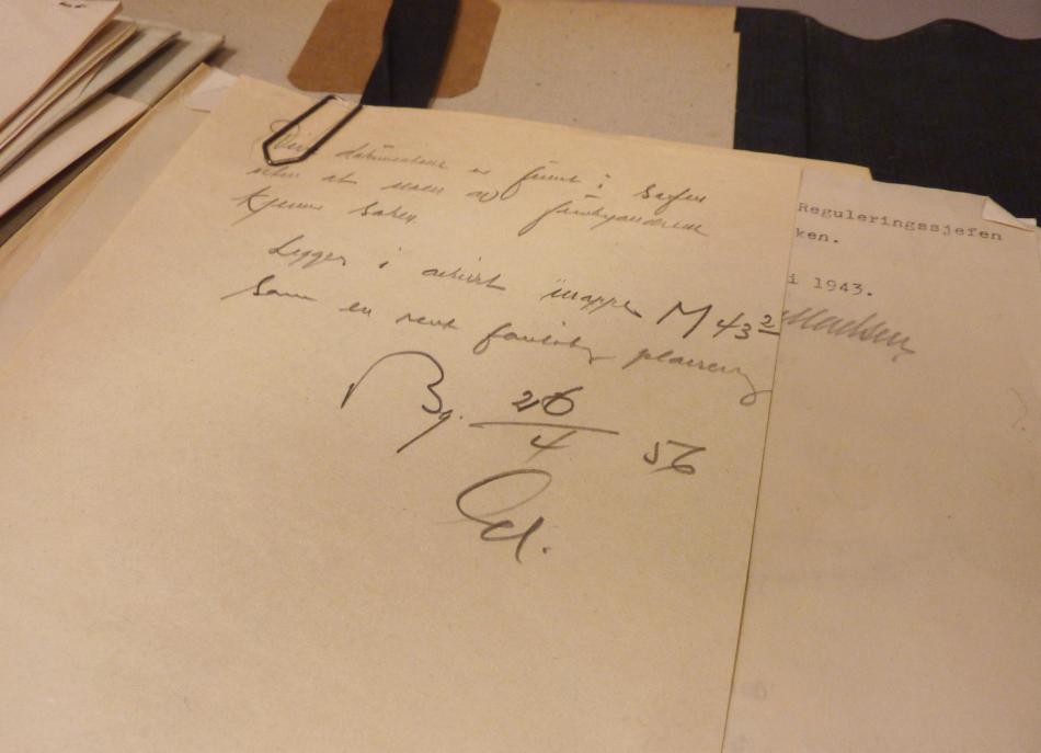 Lappen med påskrift om dokumentenes foreløpige plassering i 1956. Arkivet