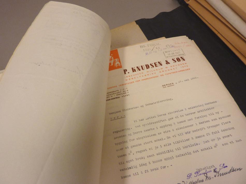 Et av brevene blant vedleggene, fra P. Knudsen møbelfabrikk. Arkivet etter Reguleringsvesenet i Bergen, A-0967, De:222.